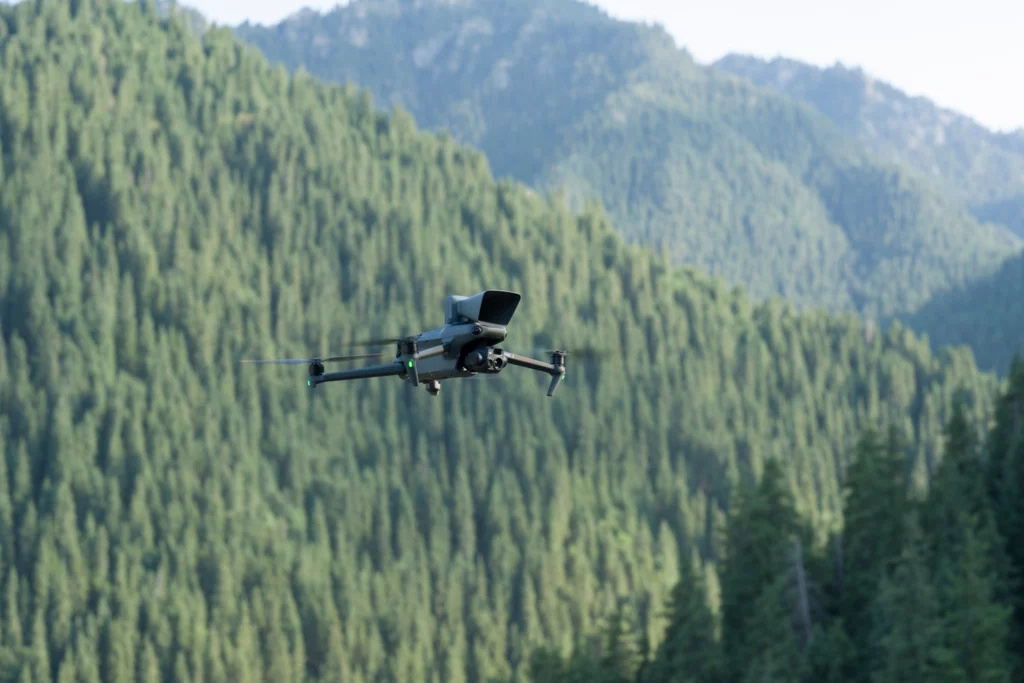 Новая серия портативных беспилотников DJI Mavic 3 Enterprise задает высокий стандарт промышленным дронам