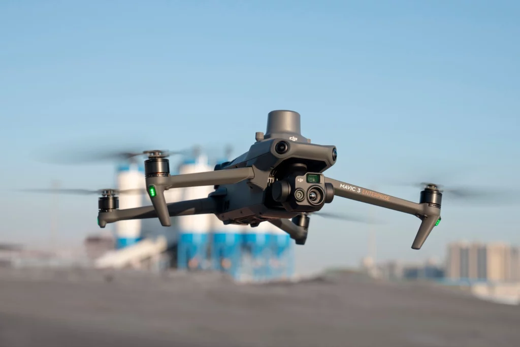 Новая серия портативных беспилотников DJI Mavic 3 Enterprise задает высокий стандарт промышленным дронам
