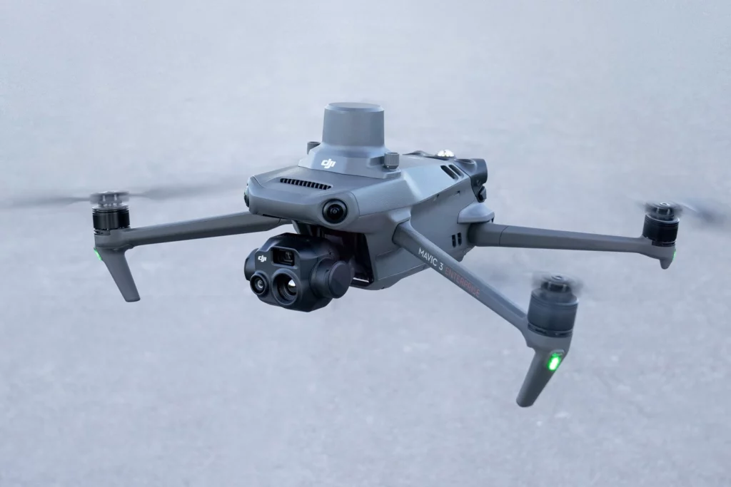 Новая серия портативных беспилотников DJI Mavic 3 Enterprise задает высокий стандарт промышленным дронам
